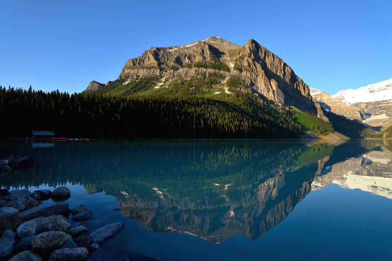 Lake Louise露易絲湖<br>露易絲湖被譽為「落基山脈上的藍寶石」，這裡也是北美最受攝影師青睞的湖泊。<br/>