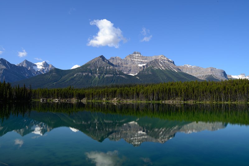 Herbert Lake<br>雖然只是路邊順手一拍的小湖泊， 也有動人之處。<br/>