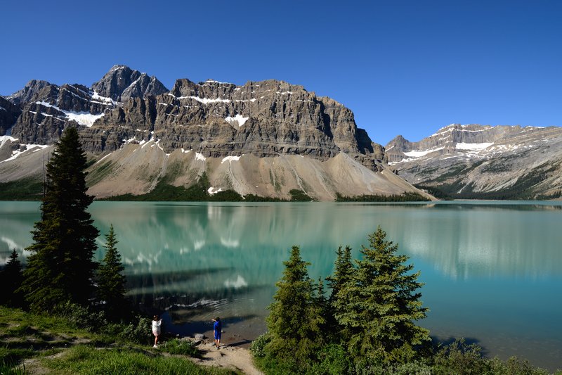 Bow Lake 弓湖<br>這一處是看克勞夫的冰川（Crowfoot lcefield），叫它為「烏鴉腳冰川」。由於大氣候變暖，冰川退化，烏鴉腳的一個腳趾頭已經差不多消失了。<br/>