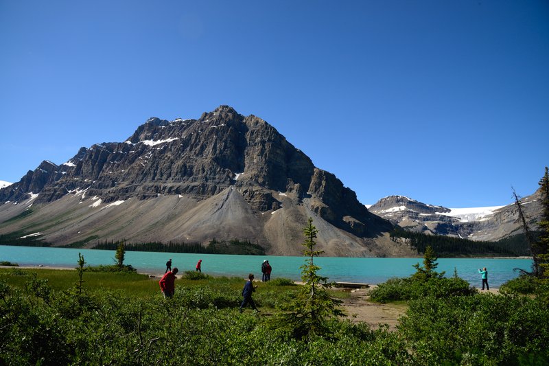 Bow Lake弓湖<br>當沒有風的時候，碧藍的湖水倒影著雪山，慢慢走下湖邊，捧起一把湖水，能夠感受來自雪山冰川的純淨湖水。<br/>