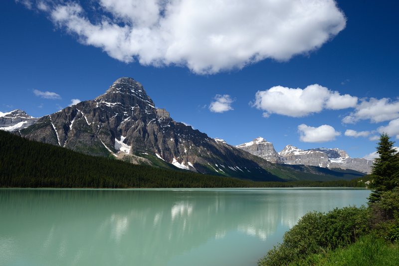 Waterfowl Lakes沃特芙湖<br>淡綠色的冰雪湖，配上藍天白雲，處處都是美景。<br/>