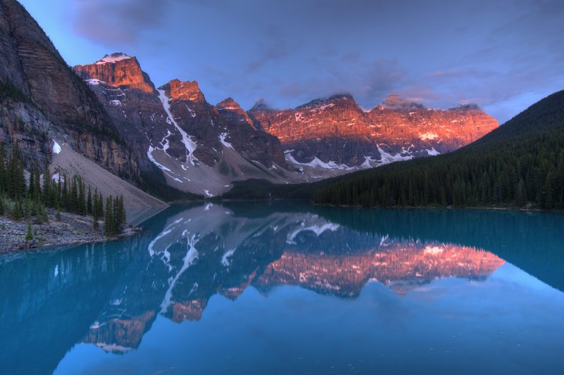 Moraine Lake夢蓮湖<br>在經過三天第四次造訪時，終於在清晨等到紅色山頭的夢蓮湖。<br/>