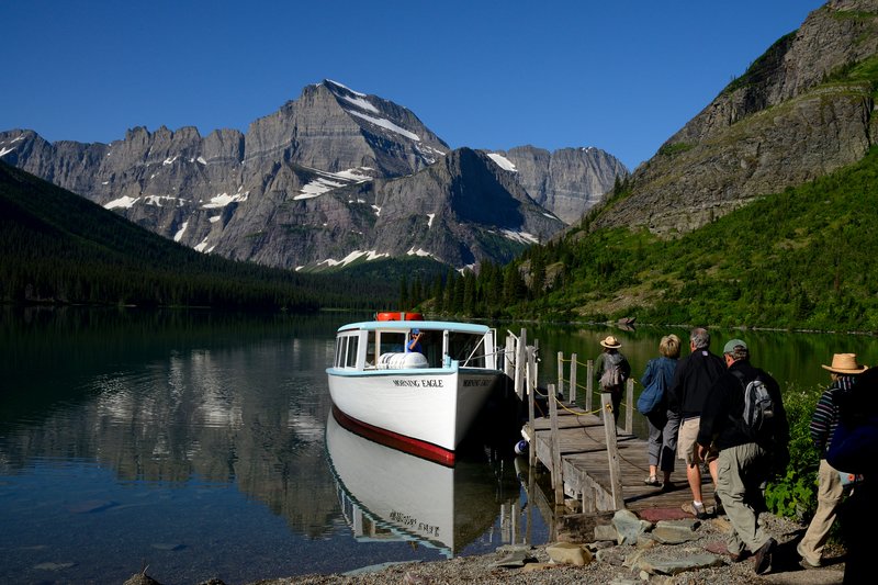 Lake Josephine<br>今天要遊湖健行，搭著Morning Eagle號遊Lake Josephine，下船後要走12公里去看冰河湖。<br/>