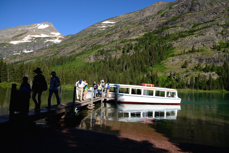 Lake Josephine<br>搭著Morning Eagle號遊Lake Josephine，下船後要走12公里去看冰河湖。<br/>