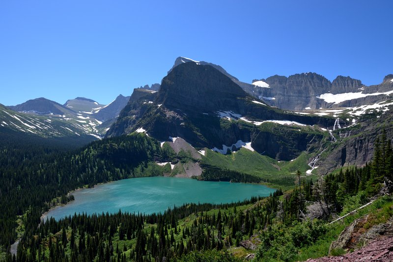 Grinnell Lake<br>沿著健行步道走，左邊就是綠寶石般的Grinnell Lake。<br/>