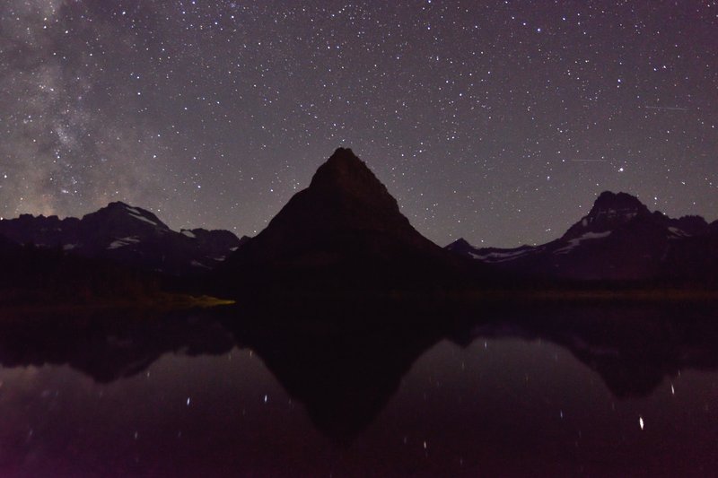 Many Glacier<br>凌晨兩點的湖邊，天有點黑風有點冷，但繁星與銀河卻很熱鬧在開同學會。<br/>