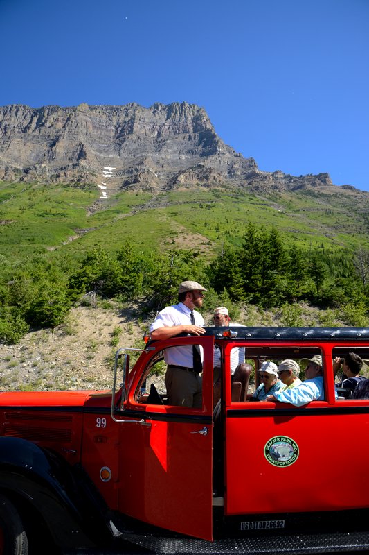 Going-to-the-Sun Road<br>紅色的復古巴士，是冰河國家公園內的大眾交通工具。<br/>
