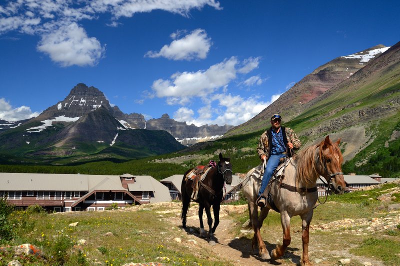 Many Glacier<br>旅館的停車場旁邊有提供騎馬的服務，騎師正準備等待顧客上門。<br/>