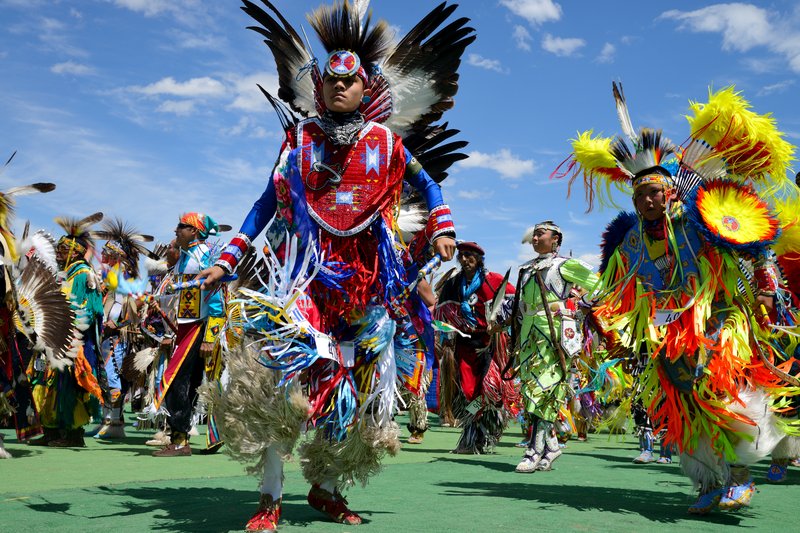 Browning北美印地安節慶<br>整個慶典活動都是由大遊行做開場，每個人身穿他們部族最正式、最豪華的印地安傳統服飾、臉上也都繪著豔麗的色彩。<br/>