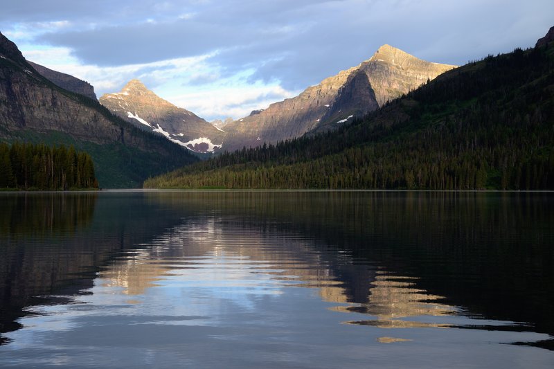 Two Medicine Lake<br>清晨時分，我們來到湖邊等待日出。<br/>