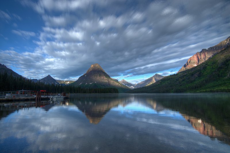 Two Medicine Lake<br>今天的太陽不太捧場，躲在雲縫中玩抓迷藏。<br/>