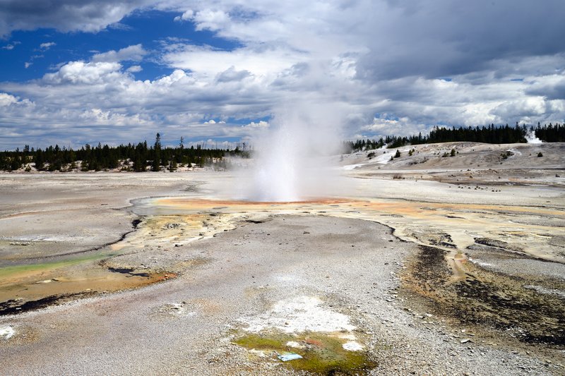 黃石國家公園<br>這個是步道旁邊的景色，好像置身奇幻星球的感覺。<br/>