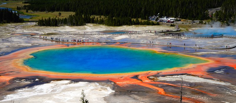 黃石國家公園<br>Grand Prismatic Spring-大稜鏡溫泉; 別稱地球之心， 黃石公園最夢幻景點。我們沿著對面的小路，辛苦爬上山就看到美麗的風景。<br/>