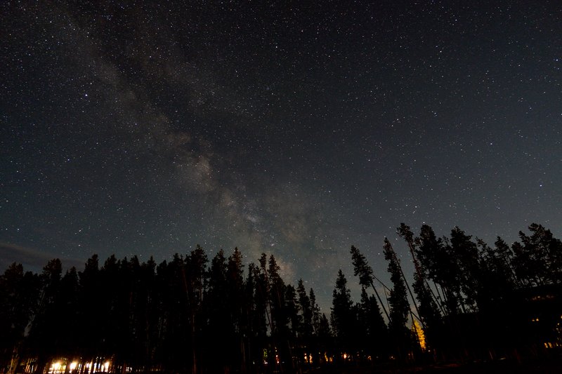 黃石國家公園<br>老忠實噴泉附近光害很嚴重，但是銀河還是清楚可見。<br/>