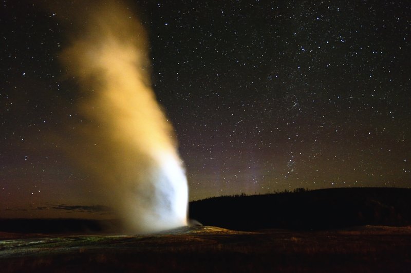 黃石國家公園<br>晚間12點多的老忠實噴泉，雖然觀賞的人很少，還是準時開演。<br/>