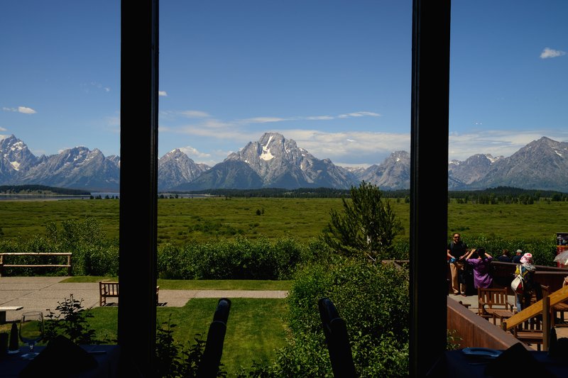 大提頓公園<br>中午在Jackson Lake Lodge餐廳用餐，透過窗戶看提頓山脈風景，牛排也變好吃了。<br/>