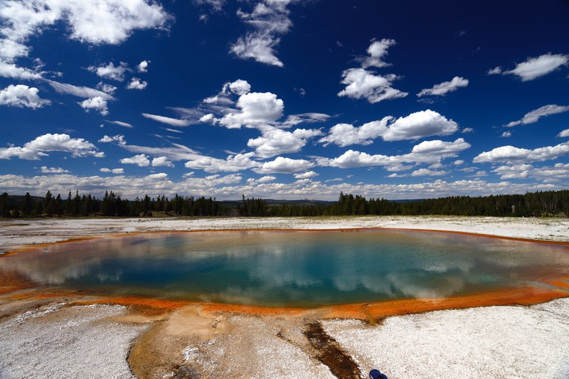 黃石國家公園<br>Grand Prismatic Spring-大稜鏡溫泉; 別稱地球之心， 黃石公園最夢幻景點。天氣好的不像話，白雲藍天倒映在水面上。<br/>