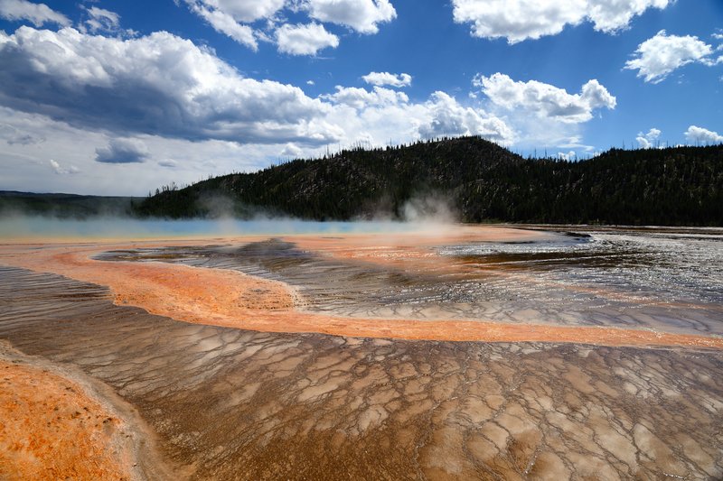 黃石國家公園<br>置身在Grand Prismatic Spring-大稜鏡溫泉中，反而看不出這夢幻景點的氣勢。<br/>