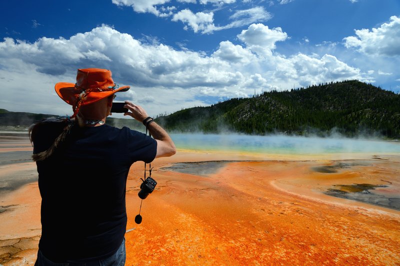 黃石國家公園<br>身旁這位老兄的丰采，不比Grand Prismatic Spring-大稜鏡溫泉來的差，我在他身後偷偷拍了幾張相片。<br/>