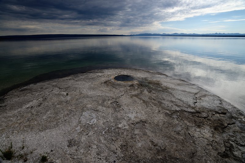 黃石國家公園<br>黃石湖邊的溫泉，陰陰多雲的天氣，剛好襯托出詭異的氣氛。<br/>