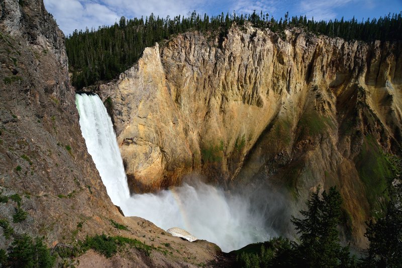黃石公園峽谷區<br>瀑布水量充沛，即使遠眺氣勢也十分驚人。<br/>
