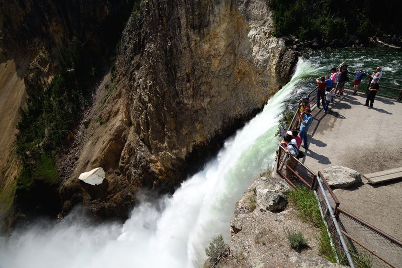 黃石公園峽谷區<br>萬馬奔騰般的黃石河水由身旁直落峽谷，氣勢極為震撼。<br/>