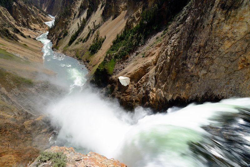 黃石公園峽谷區<br>萬馬奔騰般的黃石河水由身旁直落峽谷，氣勢極為震撼。<br/>