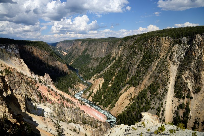 黃石公園峽谷區<br>黃石河流經黃石瀑布後，河水切割火山岩而形成黃石大峽谷，岩壁呈現黃、橙、棕、褐等多種色彩。<br/>