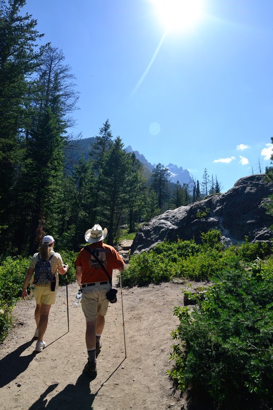 大提頓公園<br>順著湖邊小徑去健行，這對外國夫婦健步如飛。<br/>