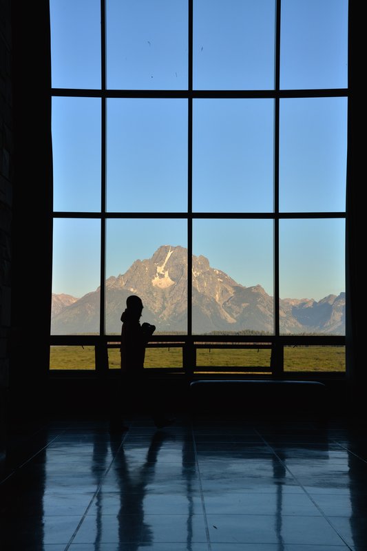 大提頓公園<br>在Jackson Lake Lodge透過大窗戶，看提頓山脈的美麗風景是種享受。<br/>