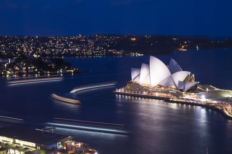 Sydney 雪梨<br>從旅館房間的窗外看著雪梨歌劇院的夜景，華燈初上達令港的船隻，仍然忙碌的來往著。