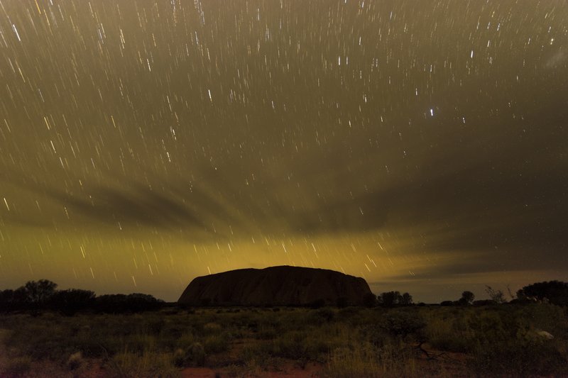 Uluru 烏魯魯<br>烏魯魯的夜，風很涼雲動很快，想要拍星軌，卻因為烏雲來攪局，曝光不到十分鐘就收工了。