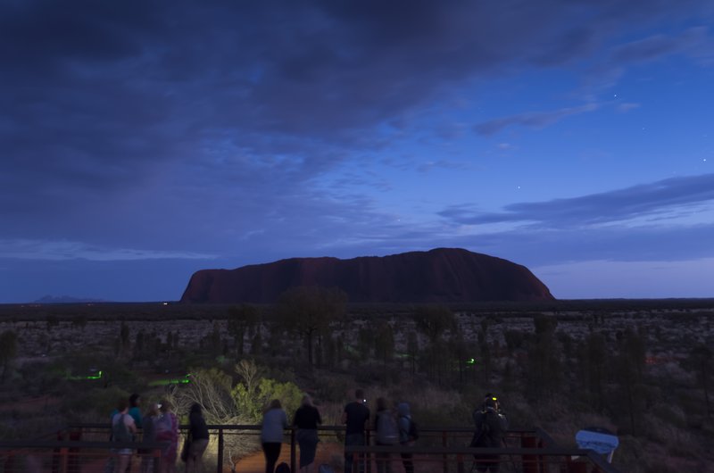 Uluru 烏魯魯<br>烏魯魯觀景台，為了方便觀看日出的遊客行走，貼心地設立綠色燈光，對長曝來說卻是嚴重的光害。