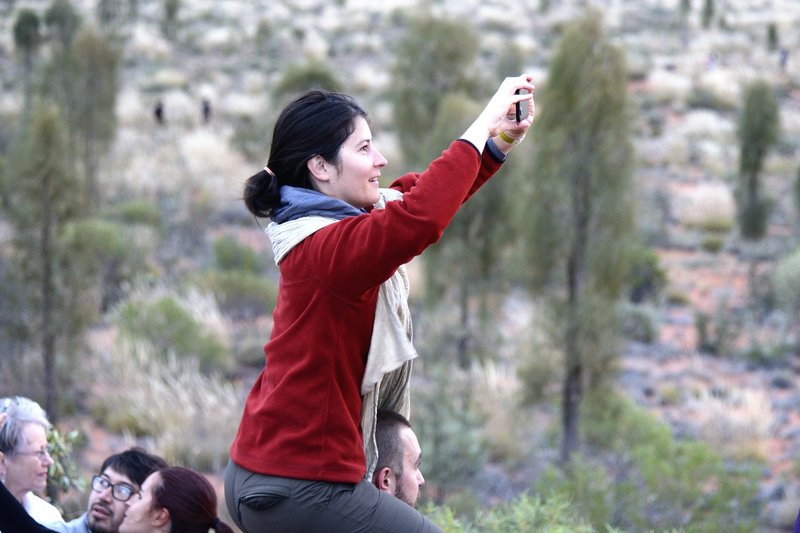 Uluru 烏魯魯<br>為了拍更好的角度，老娘不顧形象跟你拼了!