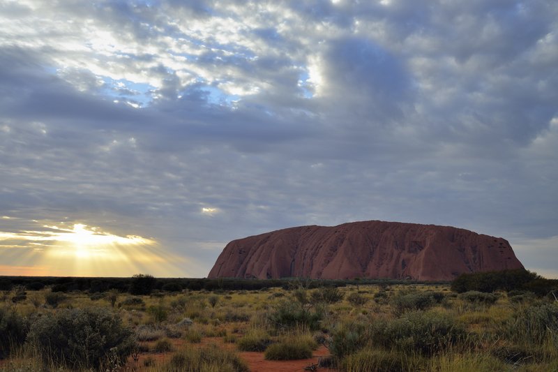 Uluru 烏魯魯<br>清晨的烏魯魯，Uluru岩顏色沒有紅得嚇人，陽光躲在雲縫中不肯出來見人。