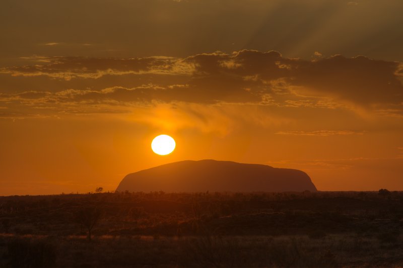 Uluru 烏魯魯<br>遠遠的從風之谷觀景台，回看烏魯魯的日出，火紅太陽冉冉升起。
