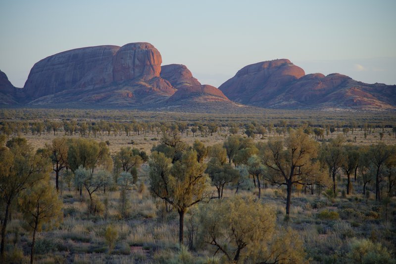 Kata Tjuta 風之谷<br>風之谷的日出，有點紅又沒有太紅。