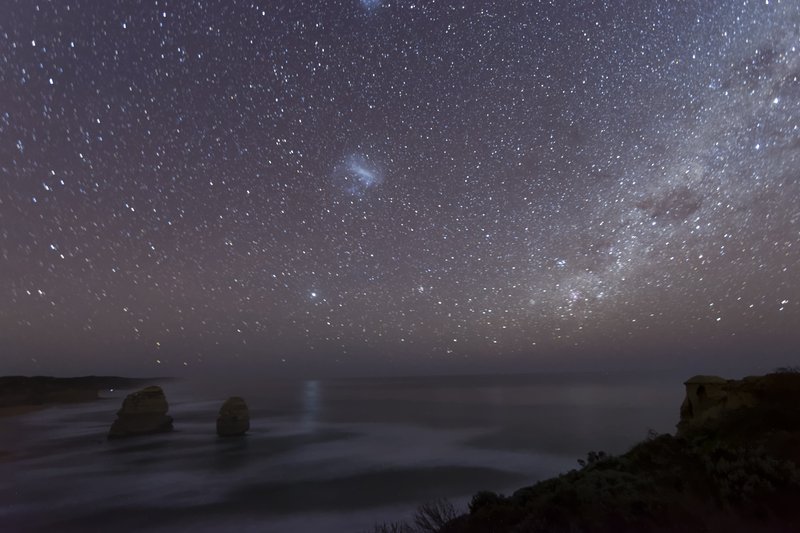 Twelve Apostles 12門徒岩<br>春天大洋路的夜，風很大很冷。12門徒觀景台裡，白天嘈雜的遊客早已散去。天上的銀河緩緩流動，星星們開始上班打卡。而我也開始我晚班的工作，記錄下這個奇異美景。