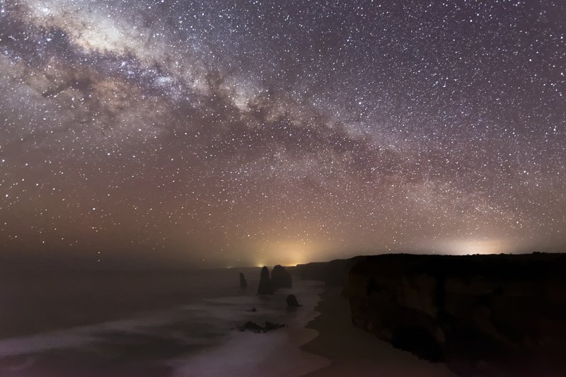 Twelve Apostles 12門徒岩<br>春天大洋路的夜，風很大很冷。12門徒觀景台裡，白天嘈雜的遊客早已散去。天上的銀河緩緩流動，星星們開始上班打卡。而我也開始我晚班的工作，記錄下這個奇異美景。