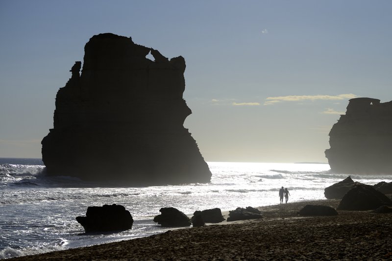 Twelve Apostles 12門徒岩<br>在Gibson Steps可以沿著階梯往下走到海灘，近距離的接近12門徒岩。