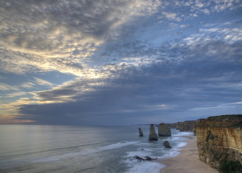 Twelve Apostles 12門徒岩<br>大洋路12門徒觀景台，三天內我們造訪10次。這是正常版的夕陽。