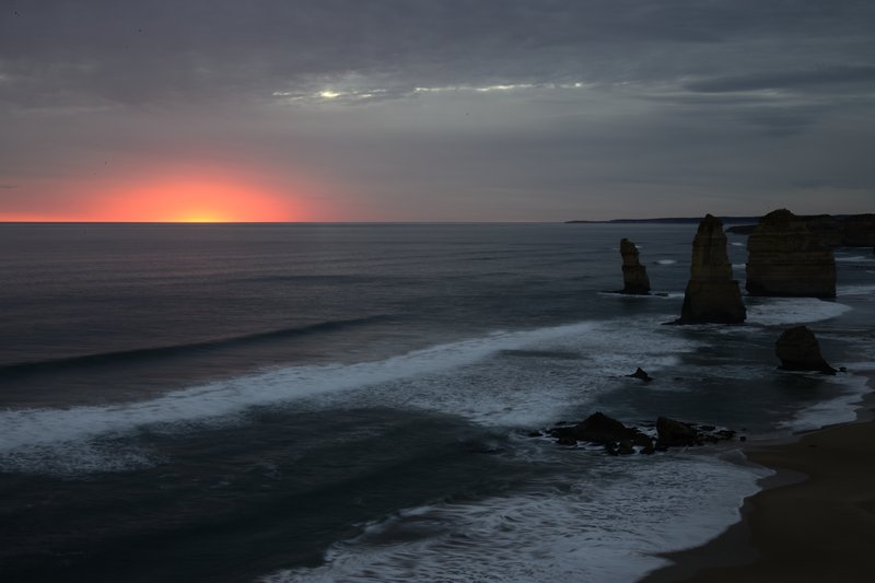 Twelve Apostles 12門徒岩<br>傍晚照例又回到12門徒觀景台裡，今天的雲很厚，厚到許多人早早放棄離開，然而這詭異的夕陽卻是在絕望後等到的。