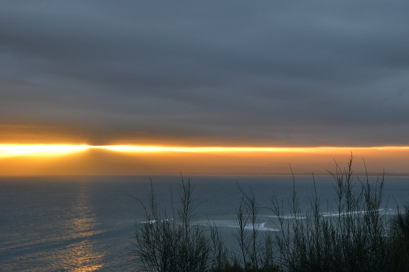 Freycinet National Park 菲欣納<br>傍晚時刻，出門去拍夕陽。今天的雲很厚，看了附近幾個景點，都不太滿意就提早回民宿，這才發現原來最美麗的風景，就在自家陽台上。