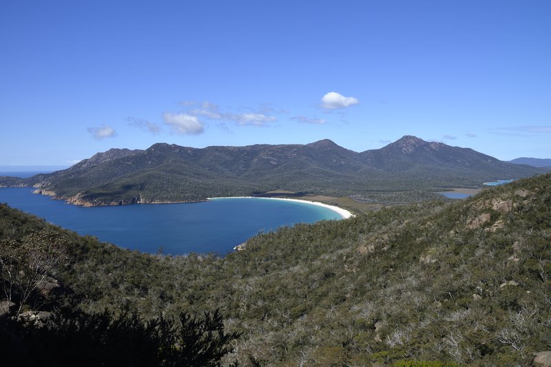 Wineglass Bay 酒杯灣<br>從山頂上的觀景台遠眺酒杯灣，下到海邊約40分鐘，不去可惜。