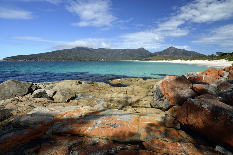 Wineglass Bay 酒杯灣<br>酒杯灣白色沙灘和藍綠色海洋曲線，還有火紅的岩石，構成令人難忘的景象。