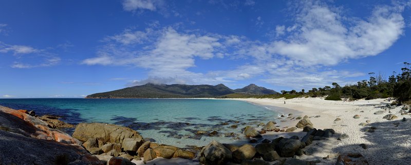 Wineglass Bay 酒杯灣<br>酒杯灣的沙灘，這是30張圖檔拼貼而成的超廣角相片。