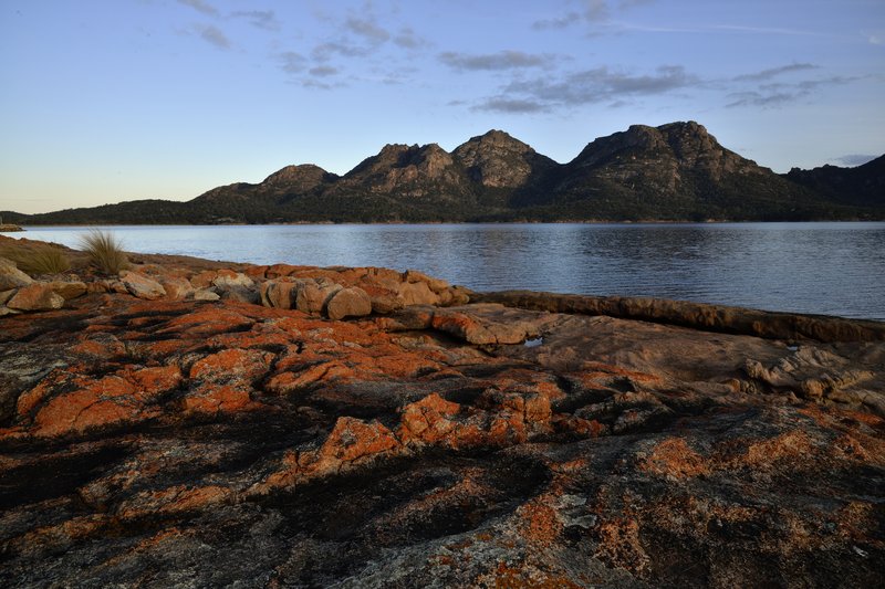 Freycinet National Park 菲欣納<br>菲欣納國家公園海邊，到處可見火紅的岩石。