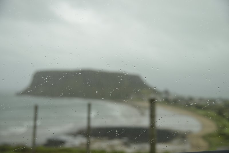 Stanley 斯坦利<br>等著要拍攝海上烏魯魯的夜景，卻等到雨神來攪局!
