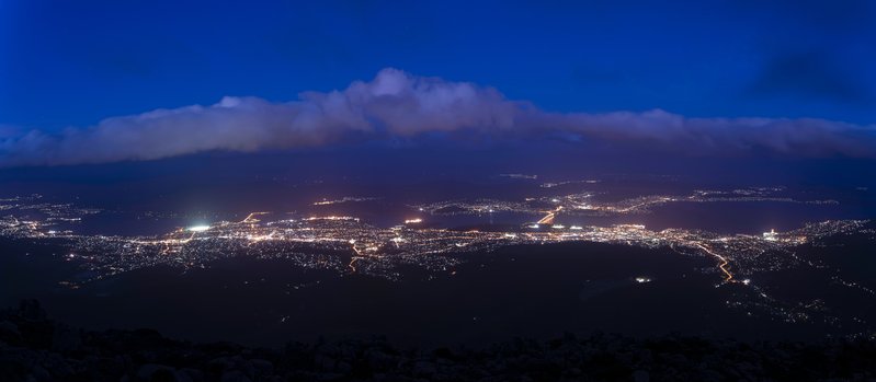 Wellington Mountain 威靈頓山<br>威靈頓山上風非常大，感覺人都要被吹走，在接近零度的氣溫下，我還是拍下赫巴特的夜景。