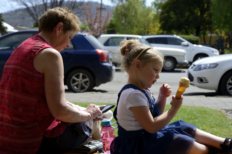 Richmond里奇蒙<br>冰淇淋人人愛吃，不過旁邊的阿嬤好像對手機比較有興趣!